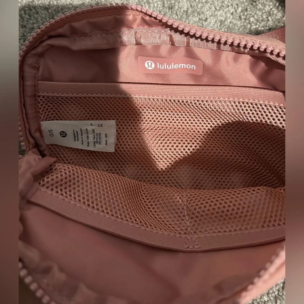 Lululemon belt bag in pink pastel - Picture 2 of 5